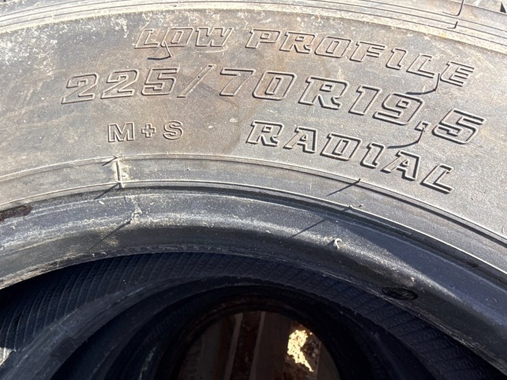 #6976-•-(5)-commercial-truck-tires-image-7