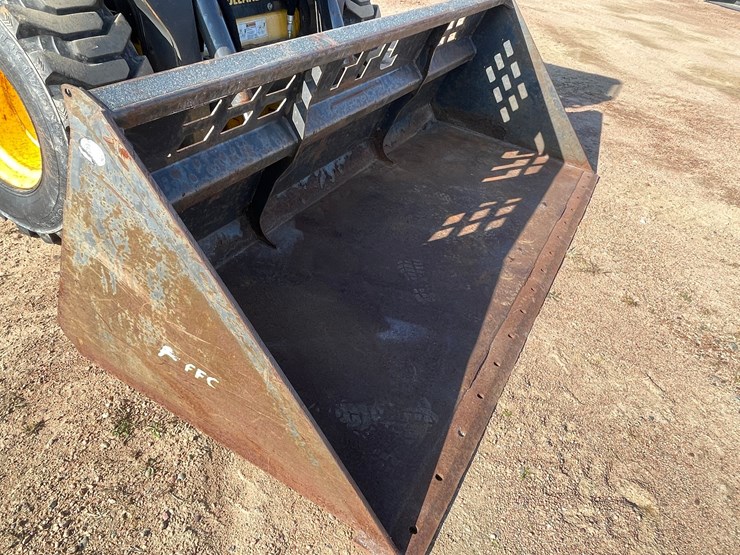 #1905-•-new-holland-l228-skid-steer-image-18