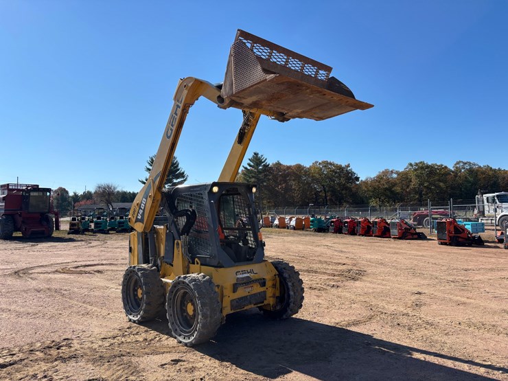 #1086-•-2016-gehl-v400-skid-steer-with-bucket-image-39
