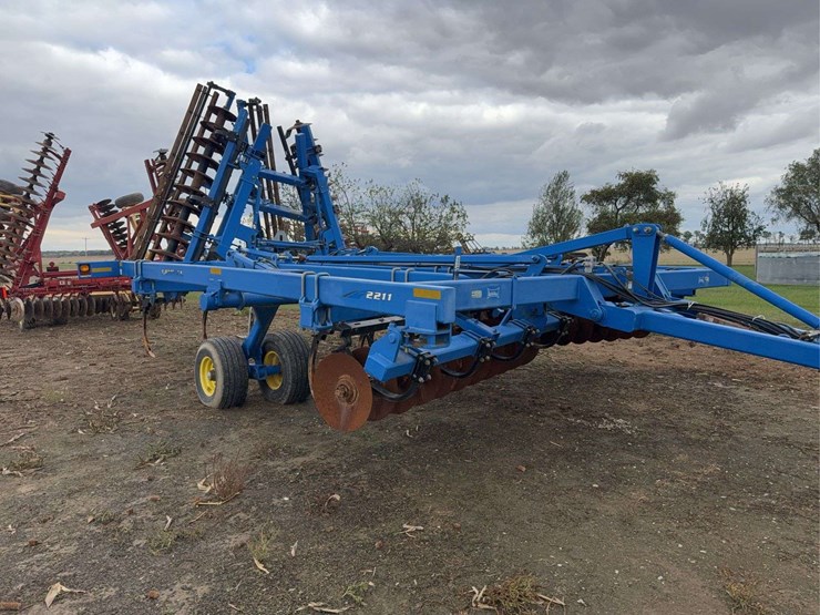 landoll-2211-13-disc-chisel,-walking-tandems,-13-shank,-3-hyd-outlets,-20''-disc-blades,-s/n--25h1000136-image-8