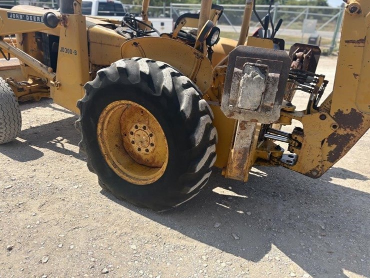 deere-300b-image-6