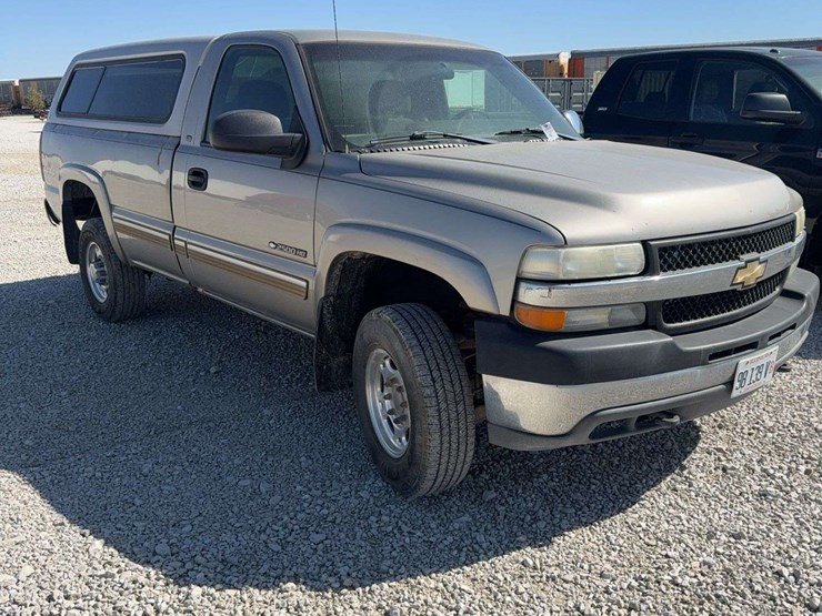 2002-chevrolet-silverado-2500-hd,-4x4,-cloth-interior,-single-cab,-camper-shell,-reese-hitch,-215,438-miles,-vin#-1gchk24u31e235020-image-2