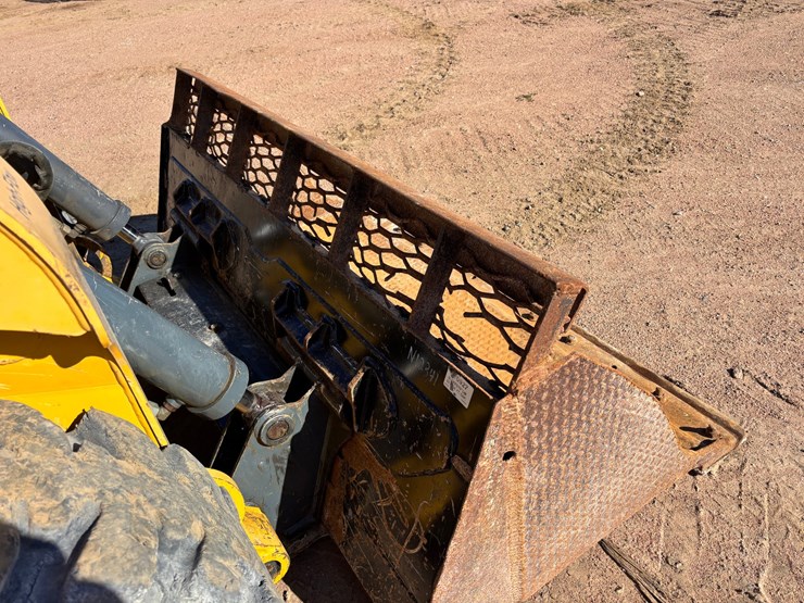 #1888-•-2016-gehl-v400-skid-steer-with-bucket-image-11