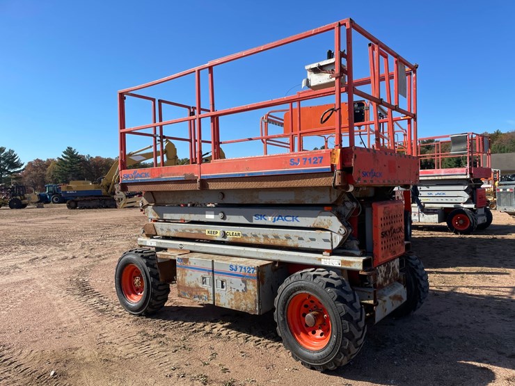 #1879-•-skyjack-sj7127-4x4-off-road-scissor-lift-image-1