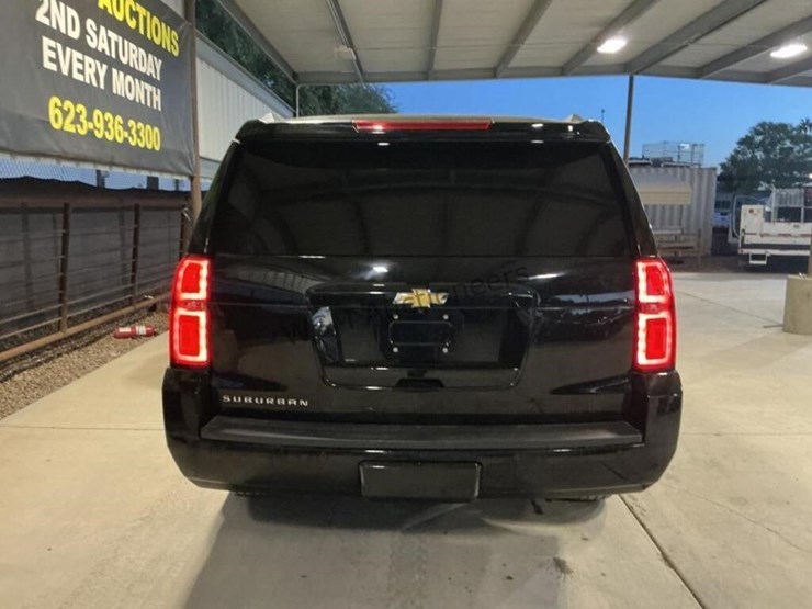 2018-chevrolet-suburban-suv-image-6