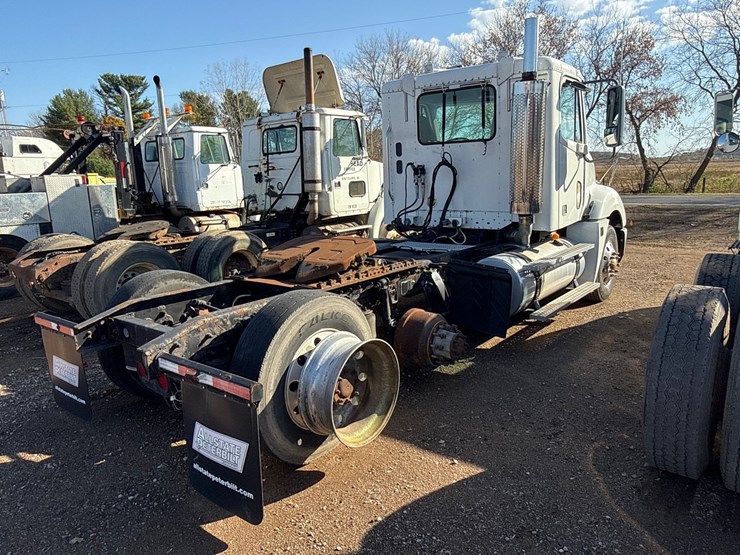 #6905-•-2007-freightliner-day-cab-non-runner-semi-tractor-(wi-title-in-delay)-image-4