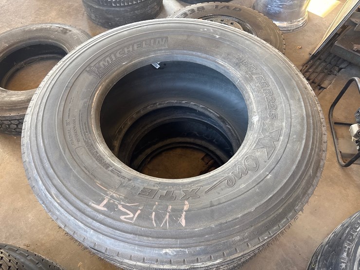 #6992-•-(2)-michelin-commercial-truck-tires-image-2