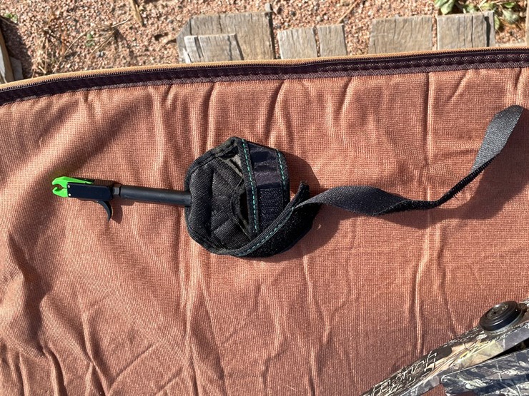 #5217-•-(3)-compound-bows-with-arrows-and-accessories-image-9