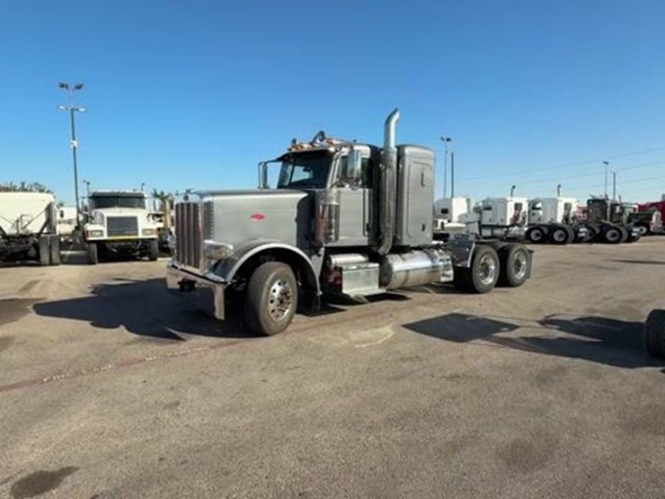 2016-peterbilt-389-image-1