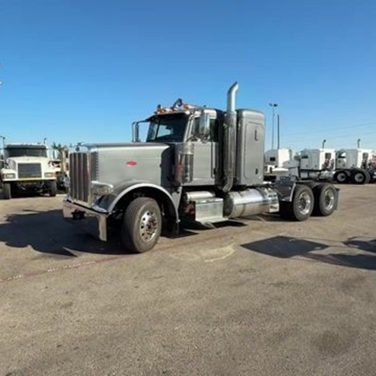 2016 PETERBILT 389