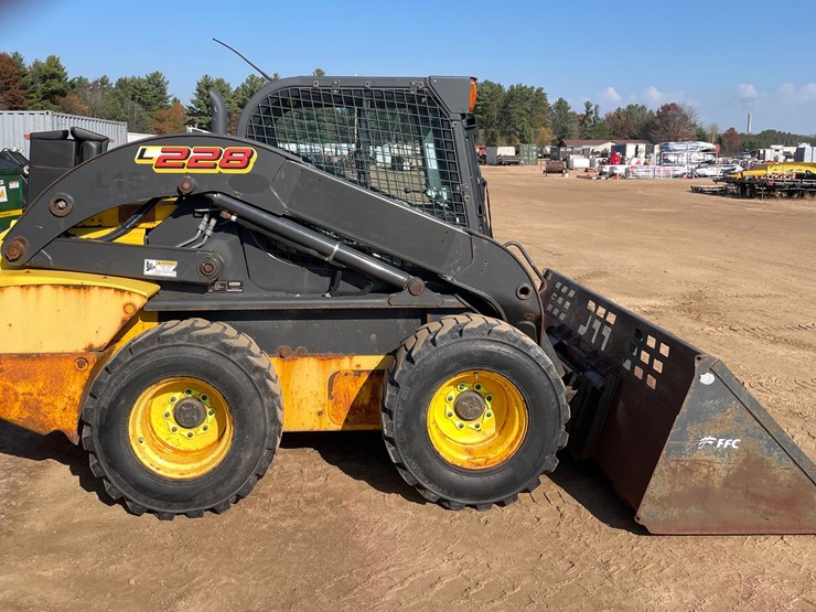 #1906-•-new-holland-l228-skid-steer-image-6