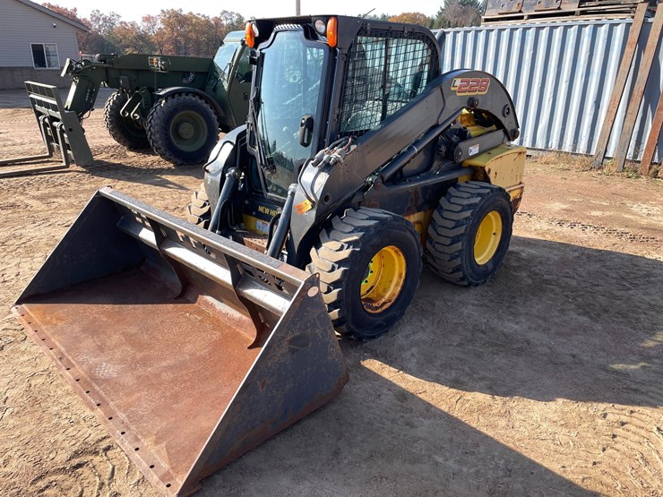 #1906-•-new-holland-l228-skid-steer-image-1