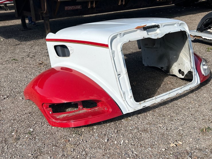 #6944-•-(1)-semi-truck-hood-assembly-image-1