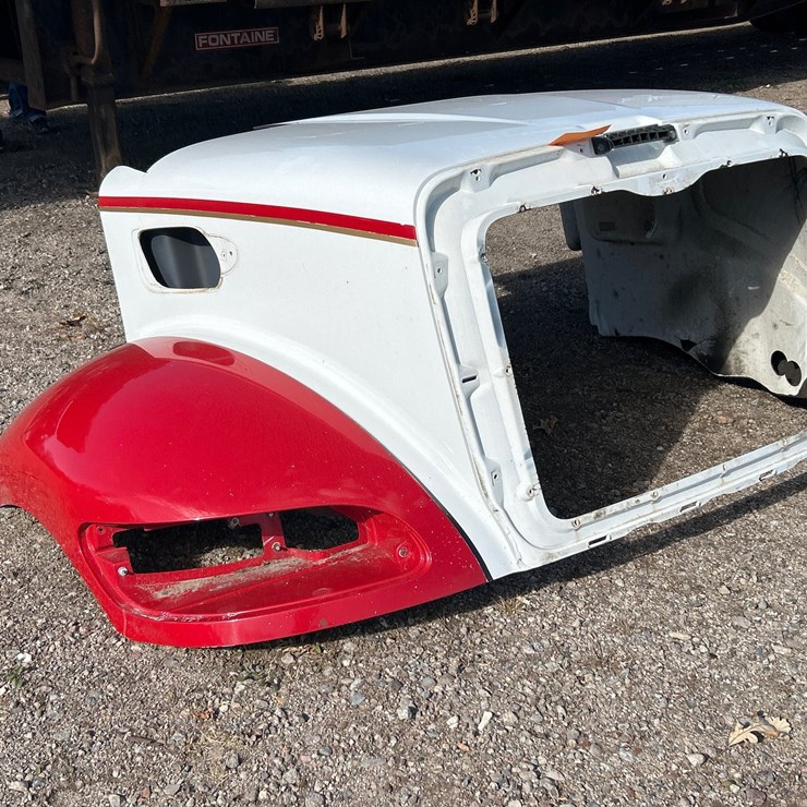 #6944 • (1) Semi Truck Hood Assembly
