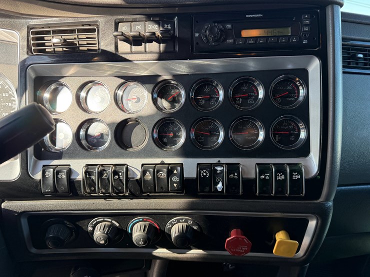 2012-kenworth-w900-tri-axle-heavy-haul-truck-image-21