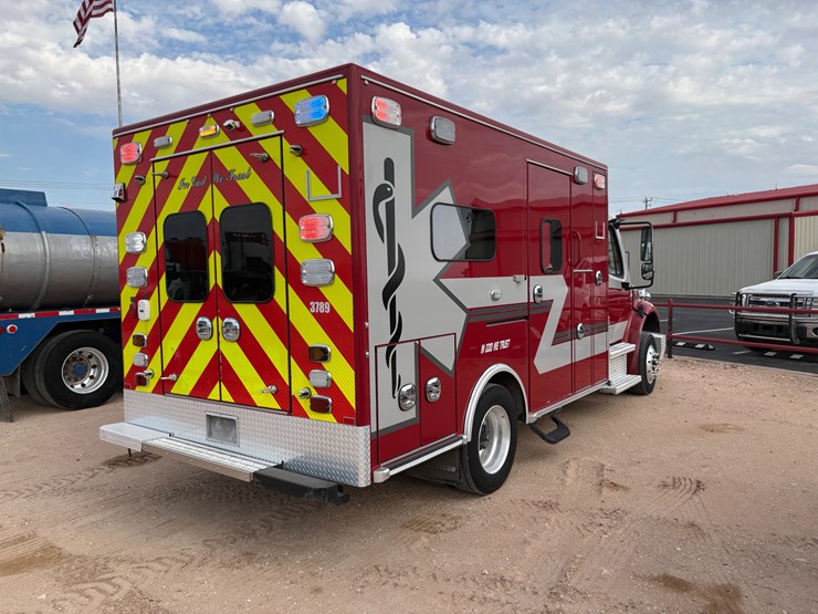 2016-freightliner-m2-106-image-5