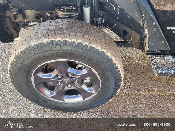 2015-jeep-wrangler-unlimited-sahara-image-24
