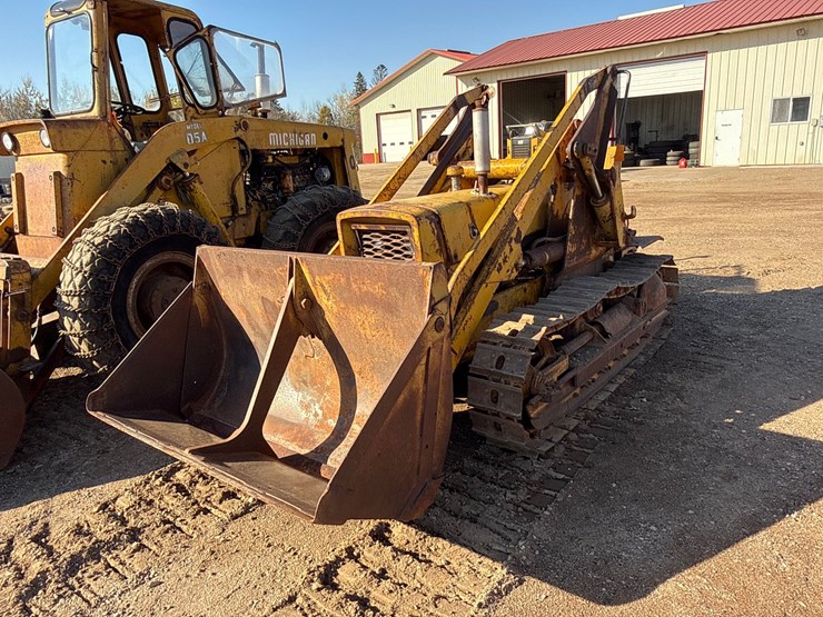 #6924-•-john-deere-440-ic-series-crawler-loader-image-1