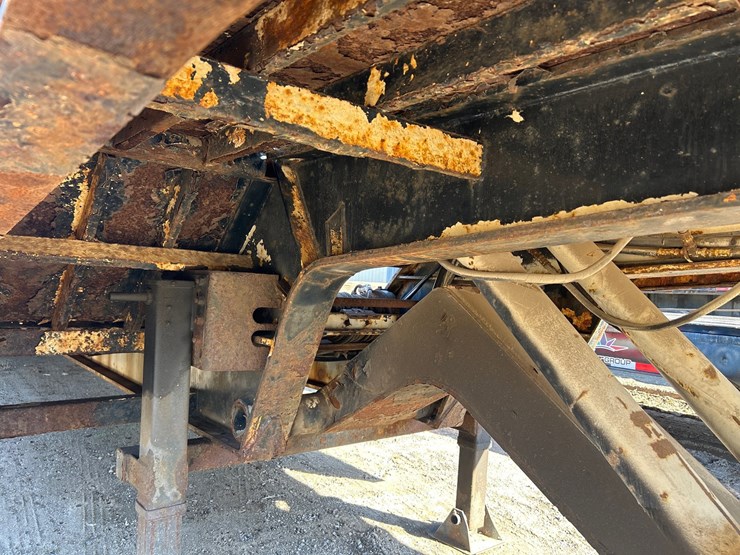 #6916-•-1997-landoll-tri-axle-flatbed-semi-trailer-(wi-title-in-delay)-image-12