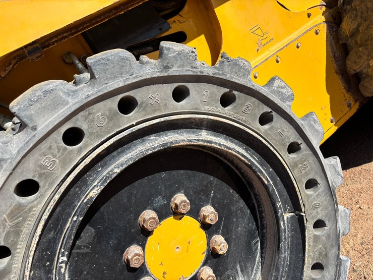 #1888-•-2016-gehl-v400-skid-steer-with-bucket-image-18