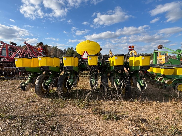 #1948-•-john-deere-7200-16-row-planter-image-5