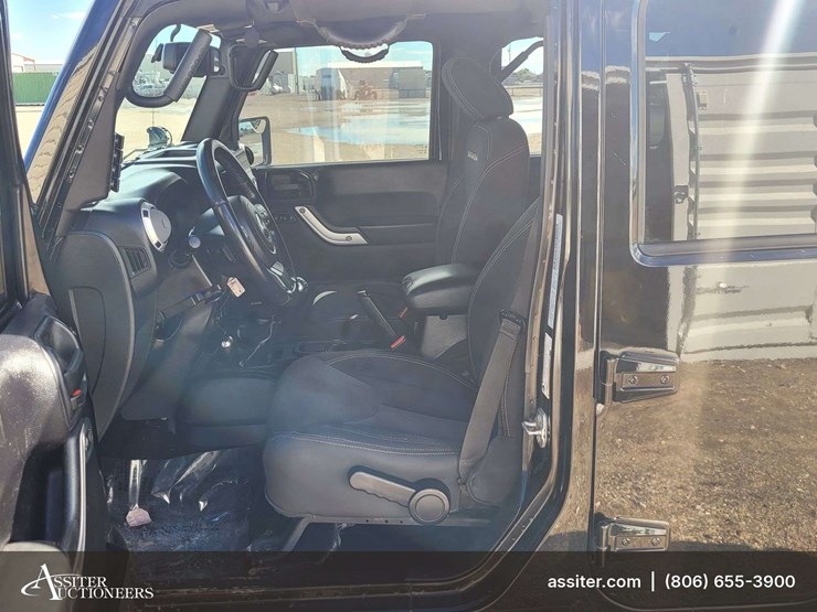 2015-jeep-wrangler-unlimited-sahara-image-12