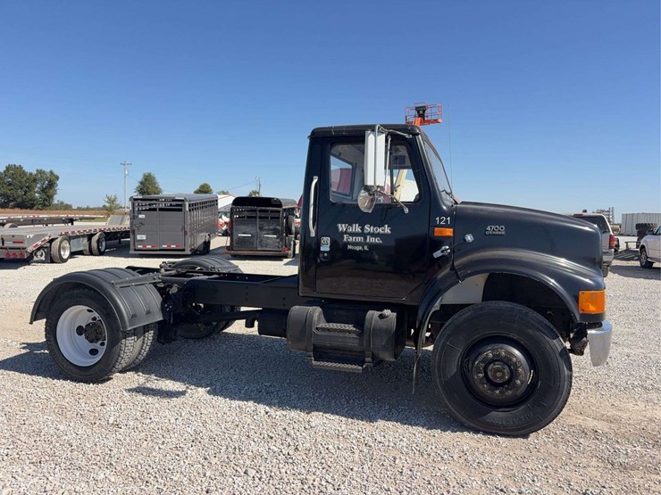 1998-international-4700-day-cab-truck,-121,834-miles,-single-axle,-255/70r22.5-tires,-dt466e-engine,-gooseneck-ball-hitch,-automatic-transmission-vin#-1hsscaan4wh551789-image-6