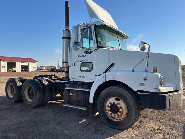 #6903-•-1995-volvo-gm-wg64t-tandem-axle-day-cab-semi-tractor-(has-wi-title)-image-4