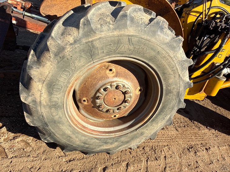 #6925-•-massey-ferguson-mf-30-industrial-tractor-with-front-loader-and-rear-box-scraper-image-17