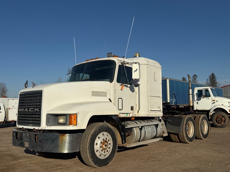 #6902-•-1993-mack-conventional-sleeper-semi-tractor-image-1