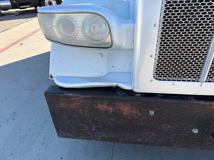 2016-peterbilt-389-image-28