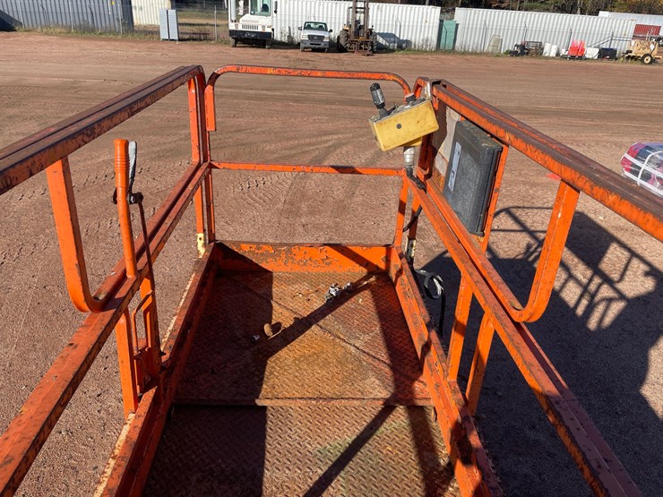#1897-•-jlg-commander-cm-2046-electric-scissor-lift-non-runner-image-11