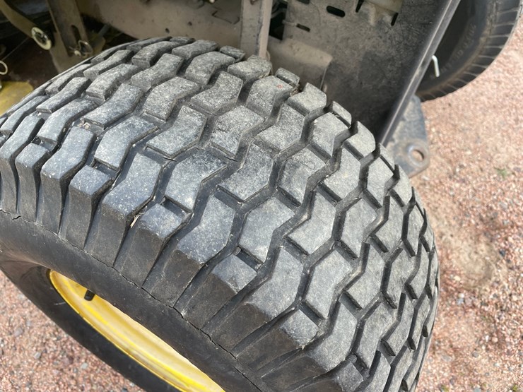 #1930-•-200-john-deere-l110-riding-lawn-mower-image-10