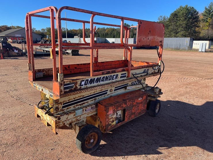 #1897-•-jlg-commander-cm-2046-electric-scissor-lift-non-runner-image-1