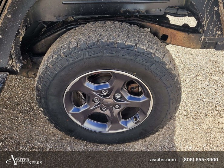 2015-jeep-wrangler-unlimited-sahara-image-23