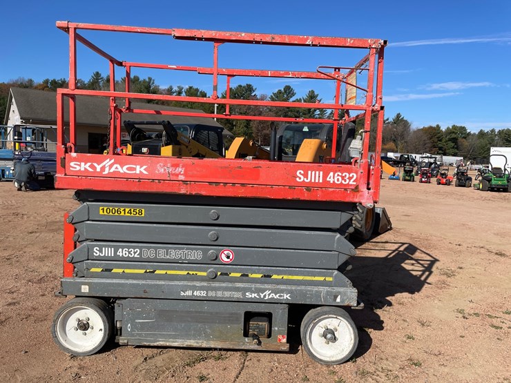 #1877-•-skyjack-sj111-4632-32'-electric-scissor-lift-image-2