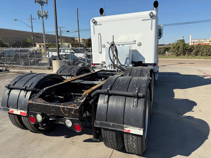 2016-peterbilt-389-image-12