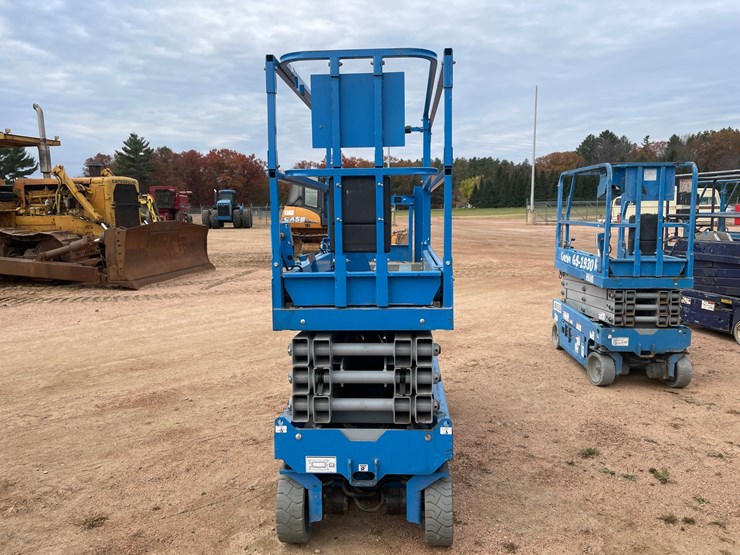 #1901-•-2016-genie-gs2632-electric-scissor-lift-image-2