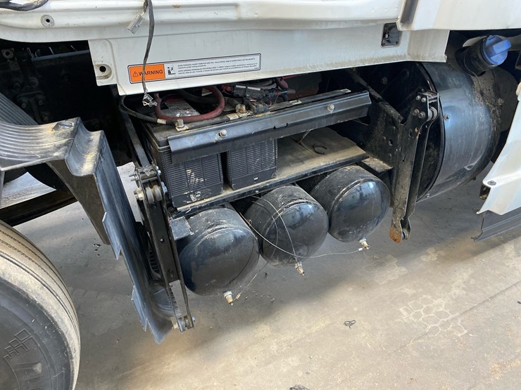 #6984-•-2024-volvo-sleeper-cab-semi-truck-tractor-image-42