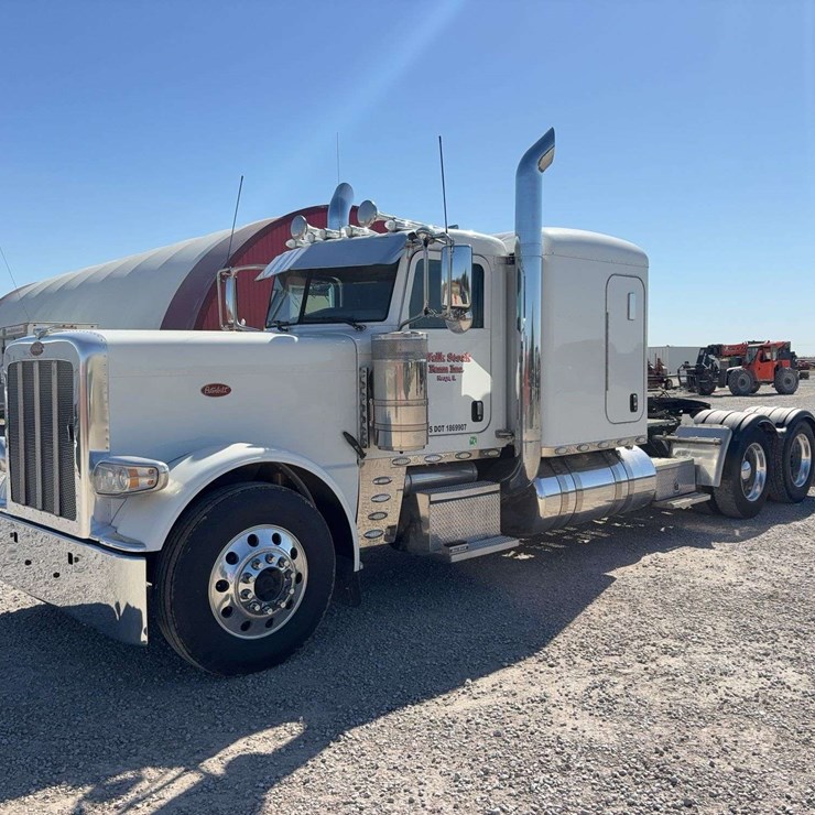 2014 389 Peterbilt semi with sleeper, Glider Truck, no def, 577,348 miles, power lock & windows, heated mirrors, air ride cab sliding 5th wheel, leather seats, 150 gallon twin fuel tanks, dual breathers, Detroit Diesel S60 series engine, twin exhaust stacks, BT radio, W.B: 266, 13 speed Eaton fuller
