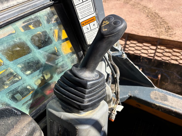 #1086-•-2016-gehl-v400-skid-steer-with-bucket-image-34
