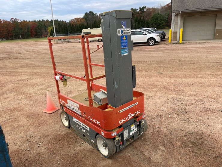 #1922-•-2017-skyjack-sj12-electric-man-lift-image-3