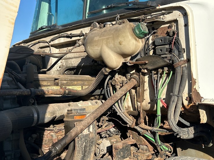 #6903-•-1995-volvo-gm-wg64t-tandem-axle-day-cab-semi-tractor-(has-wi-title)-image-21