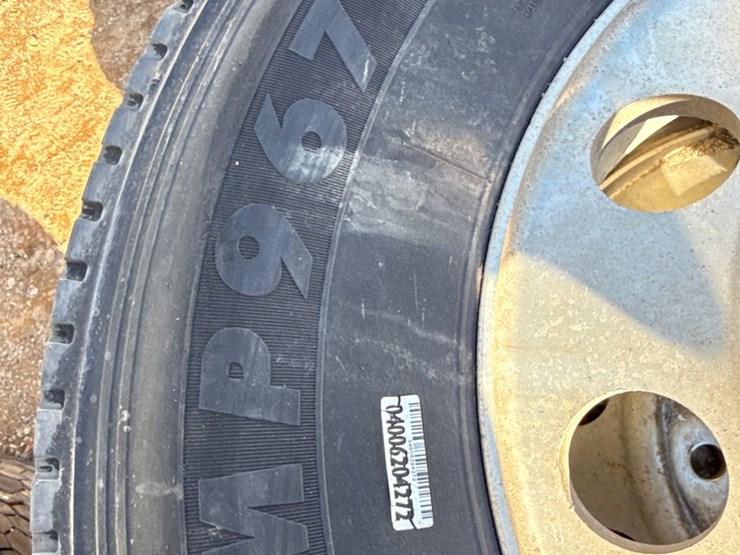 #6980-•-(4)-commercial-truck-tires-with-10-bolt-aluminum-rims-image-8