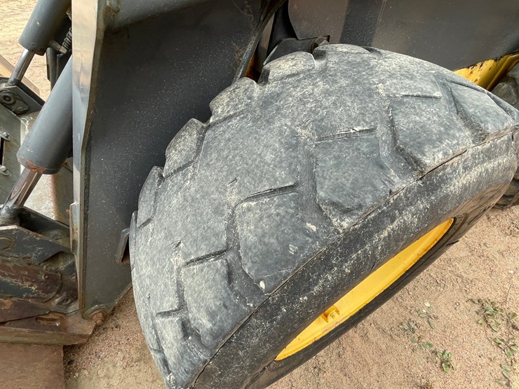 #1947-•-new-holland-l185-wheeled-skid-steer-image-4