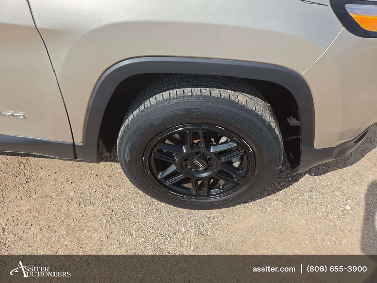 2015-jeep-cherokee-image-19