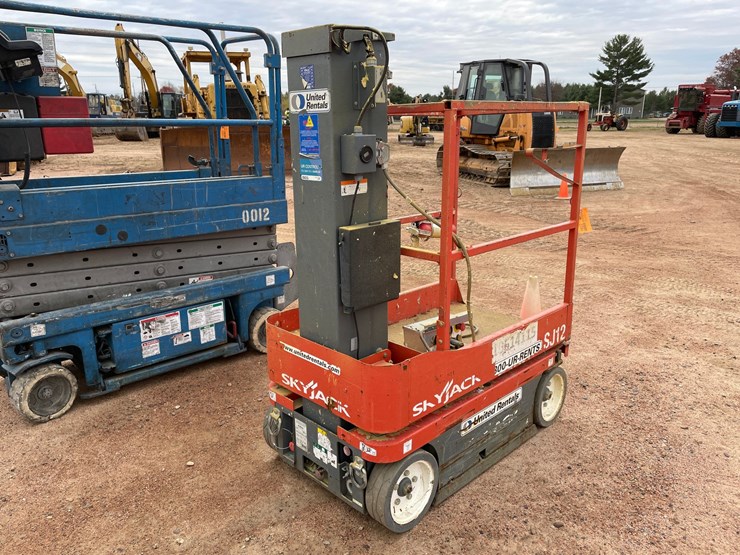 #1922-•-2017-skyjack-sj12-electric-man-lift-image-1