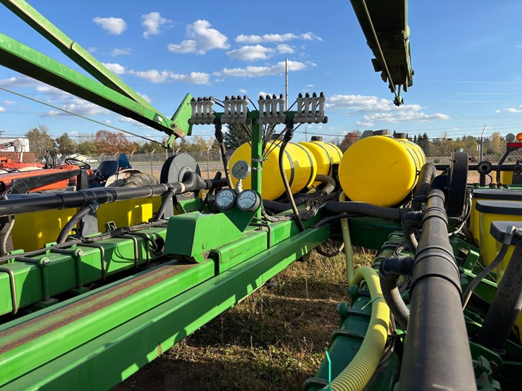 #1949-•-john-deere-7200-conservation-16-row-planter-image-12
