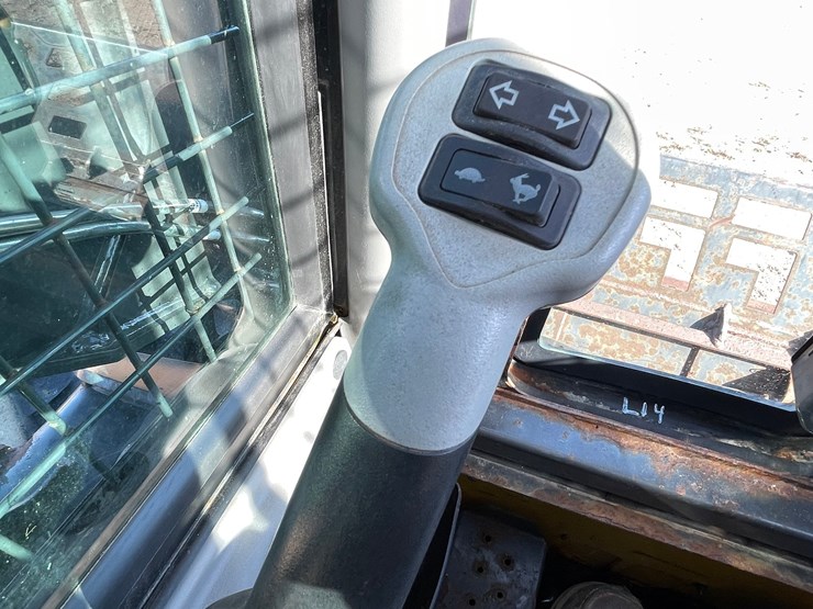 #1081-•-new-holland-l228-skid-steer-image-27