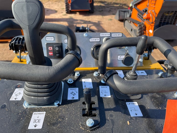 #3236-•-cfg-kjt27-skid-steer-loader-image-16